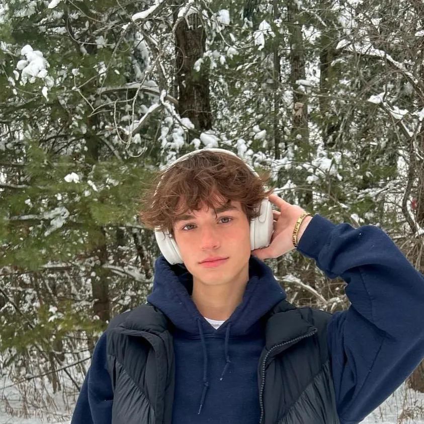 chat with ai character: Gavin 