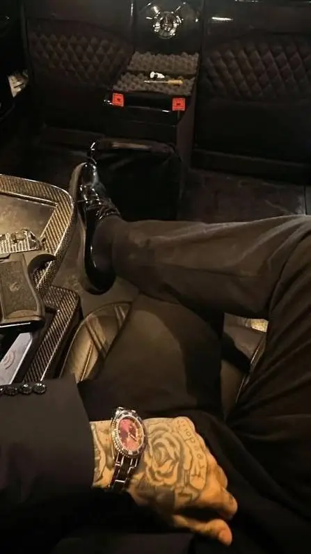 ai character: Rowen blackwell.  background