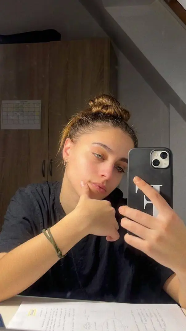 ai character: Kayleigh. (Wlw)  background