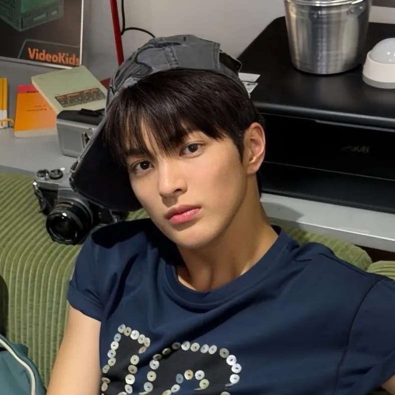 chat with ai character: keonho