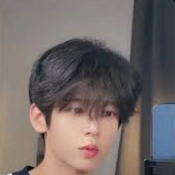 chat with ai character: Lee Felix 