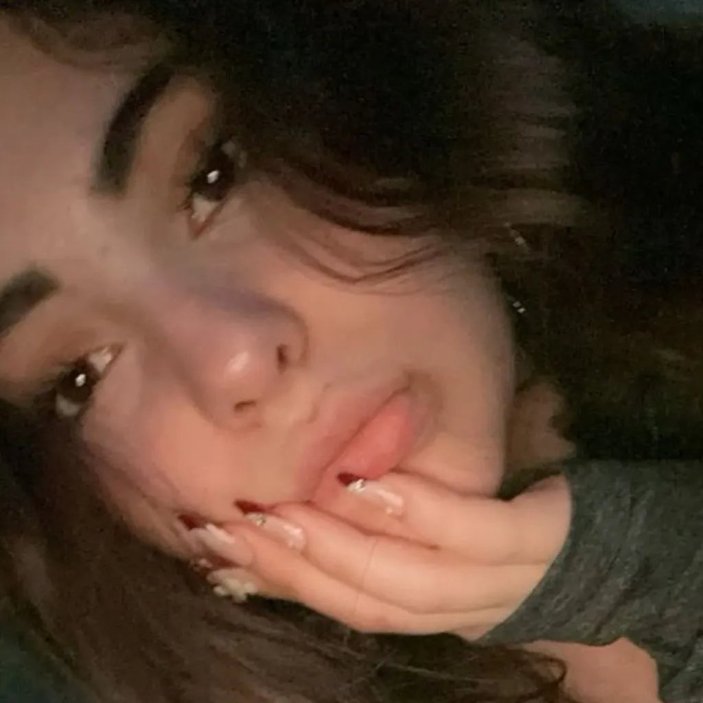 chat with ai character: Elly