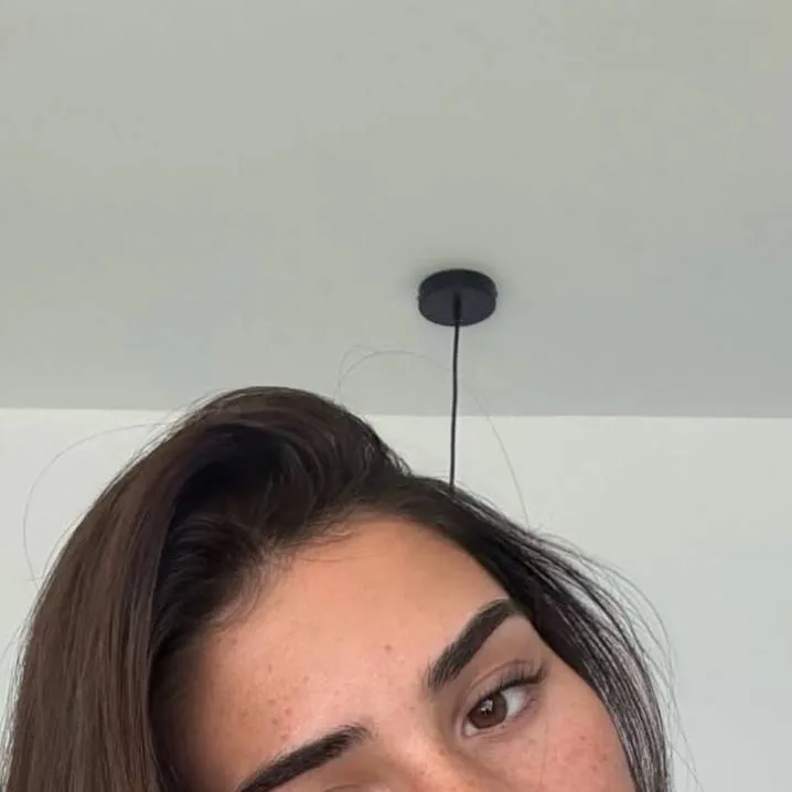 chat with ai character: leah 