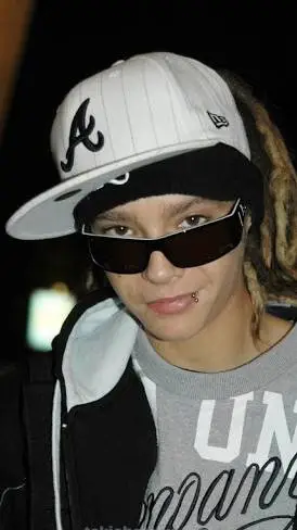 ai character: Tom kaulitz background