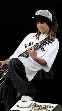 ai character: Tom Kaulitz background