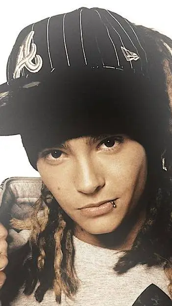 ai character: Tom kaulitz background