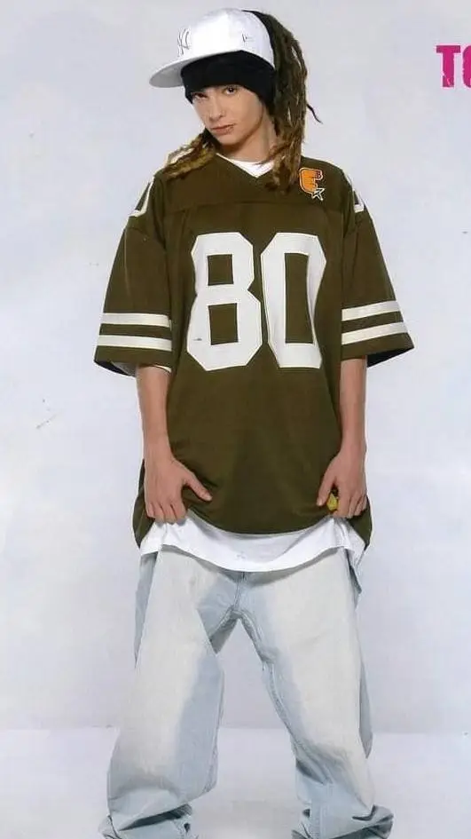 ai character: Tom kaulitz background