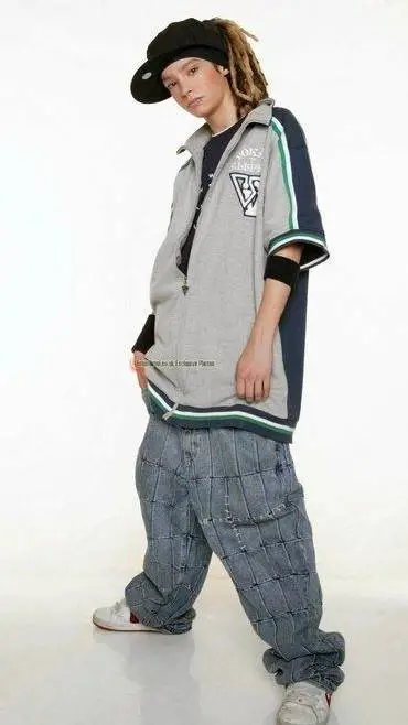 ai character: Tom Kaulitz background
