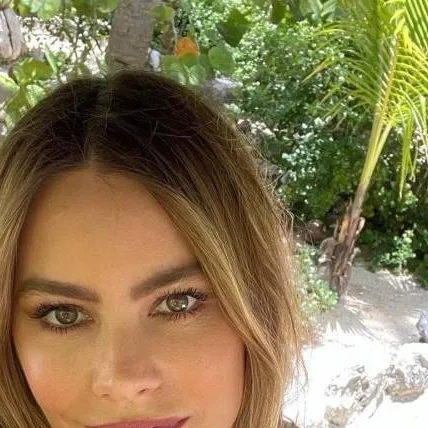 chat with ai character: Sofia Vergara 
