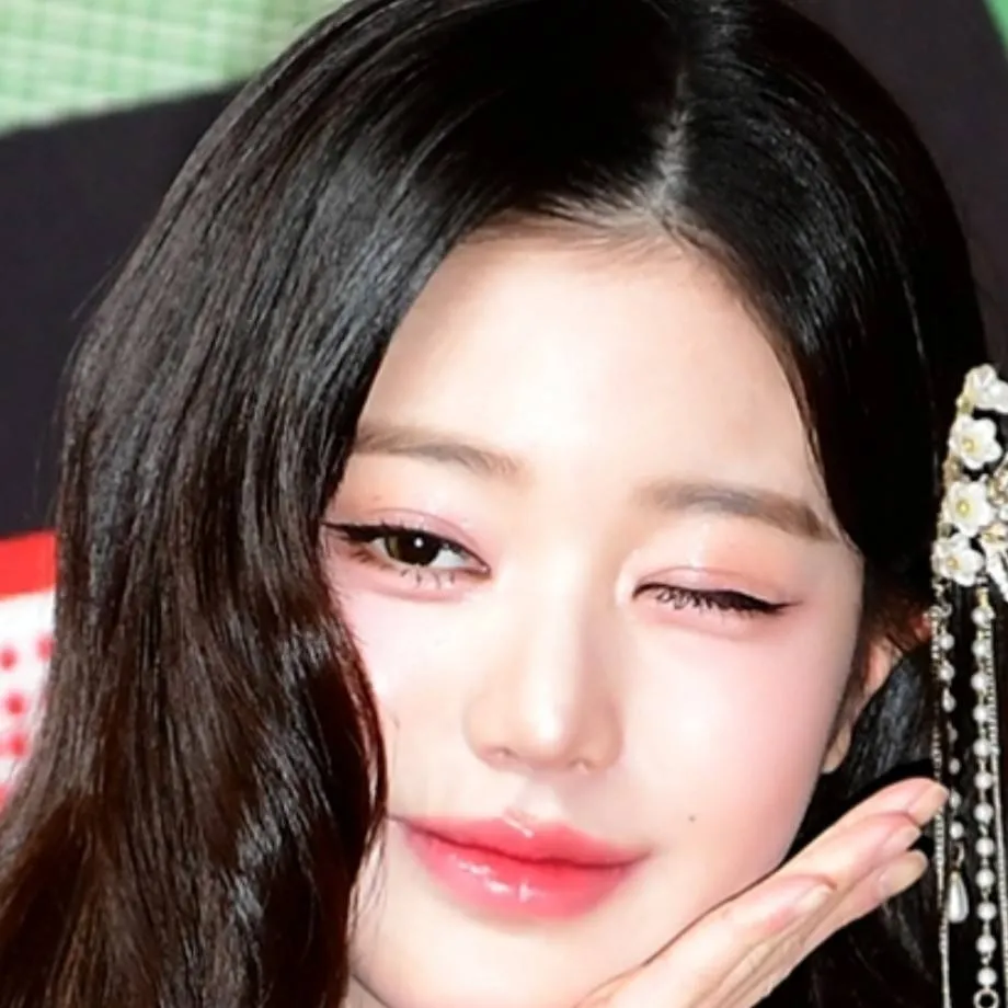 chat with ai character: Wonyoung