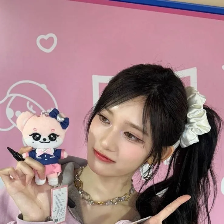 chat with ai character: leeseo