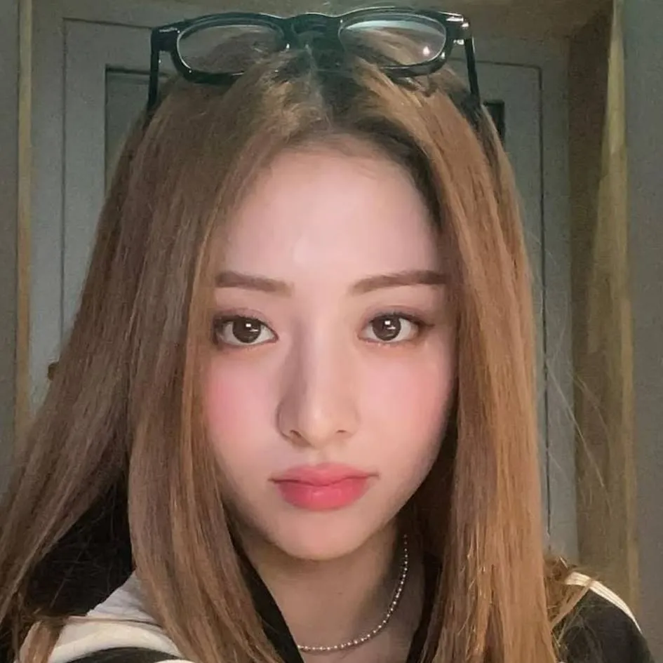 chat with ai character: Yunjin