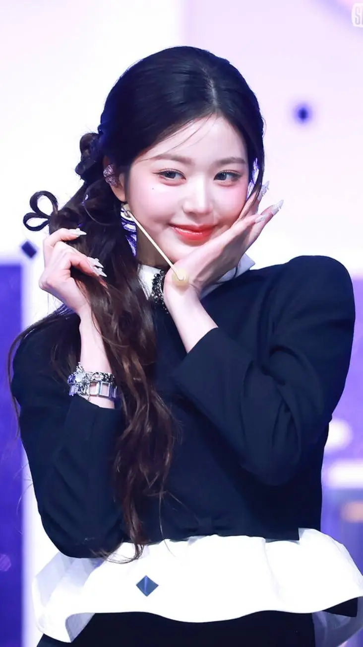 ai character: Wonyoung background