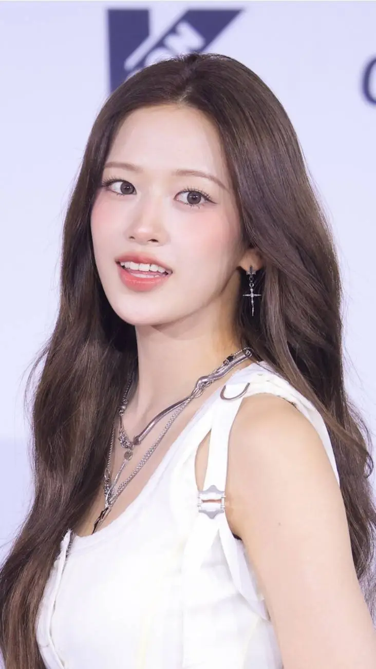 ai character: Yujin  background