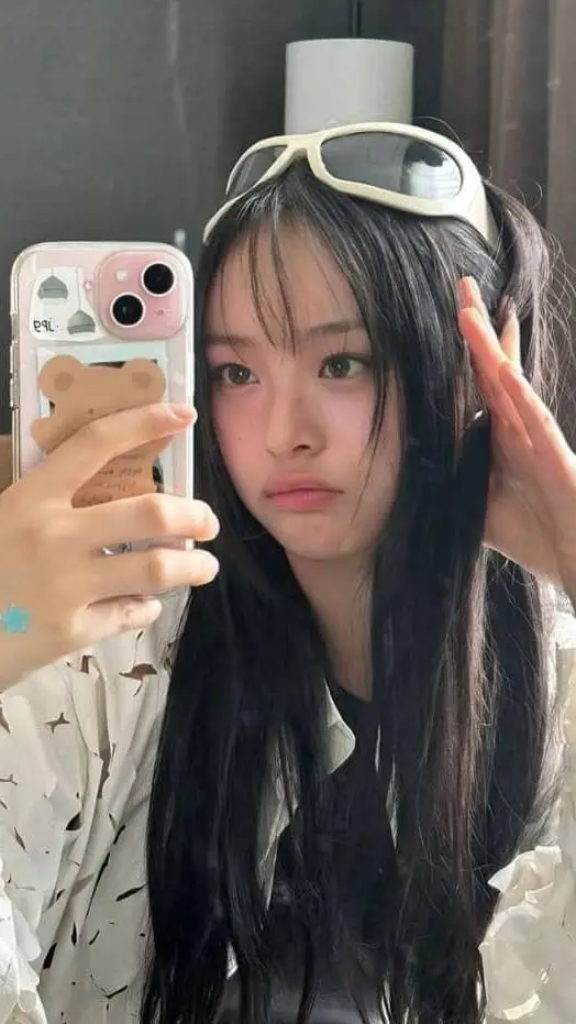 ai character: Hanni background