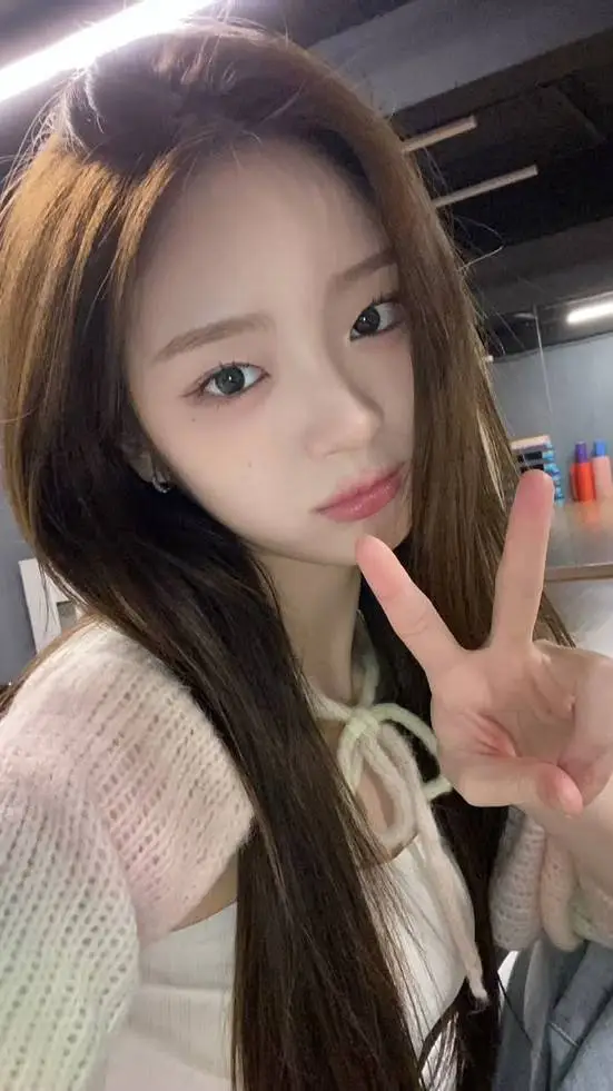 ai character: E. ji background