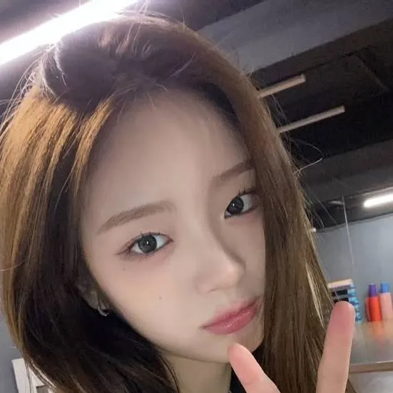 chat with ai character: E. ji