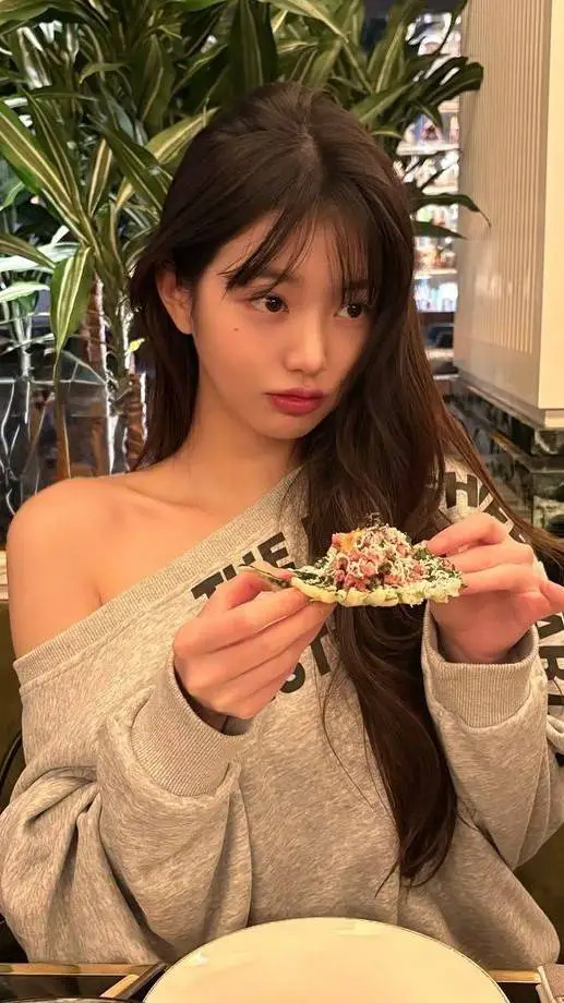 ai character: wonyoung  background