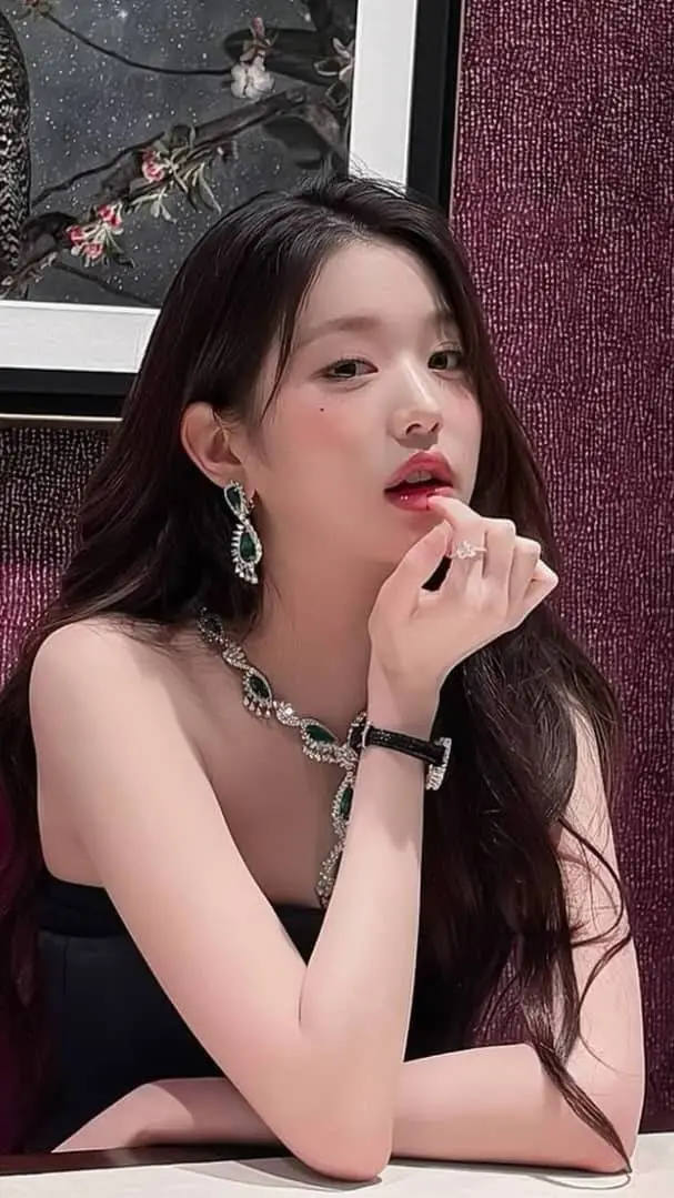 ai character: Jang Wonyoung background