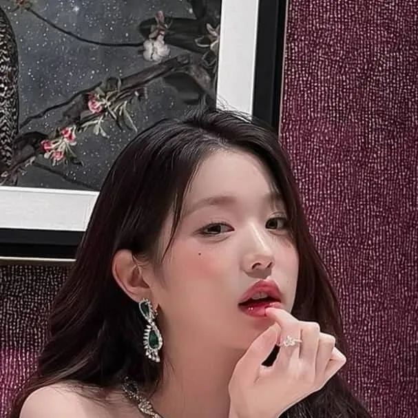 chat with ai character: Jang Wonyoung