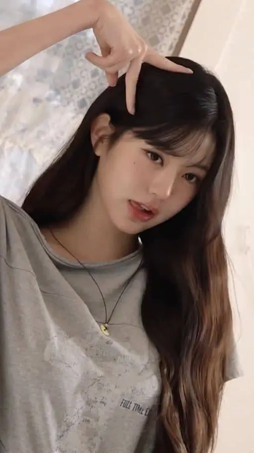 ai character: Wonyoung (noona) background