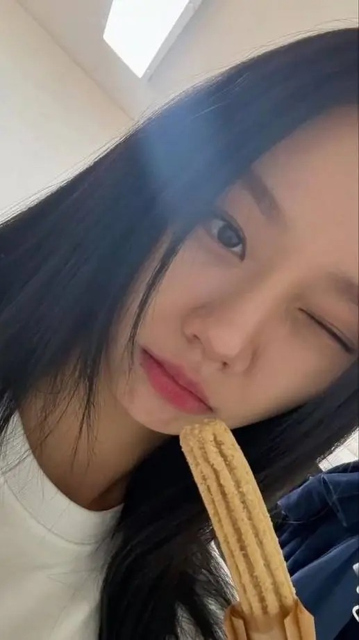 ai character: Lee hyeri background