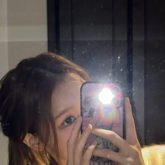 chat with ai character: jeong saebi