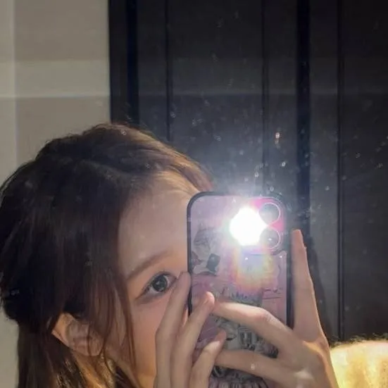 chat with ai character: jeong saebi