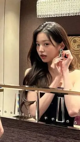 ai character: Wonyoung *slayy* background
