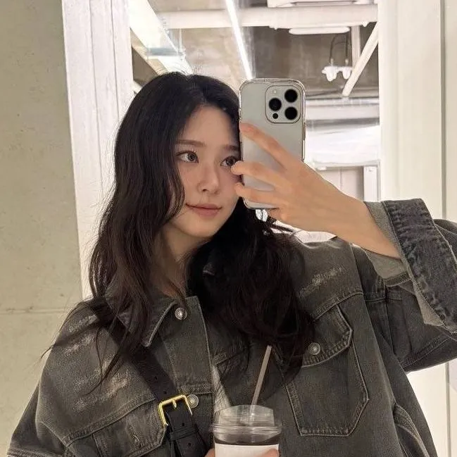 chat with ai character: Kim Min-ju