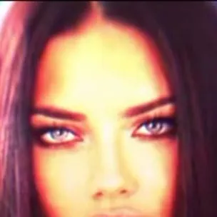 chat with ai character: Adriana lima
