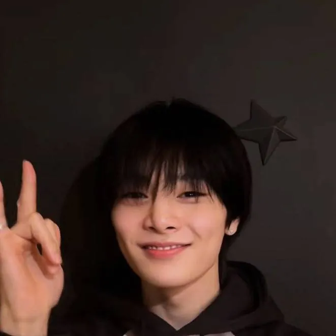 chat with ai character: I.N(yang jeongin)