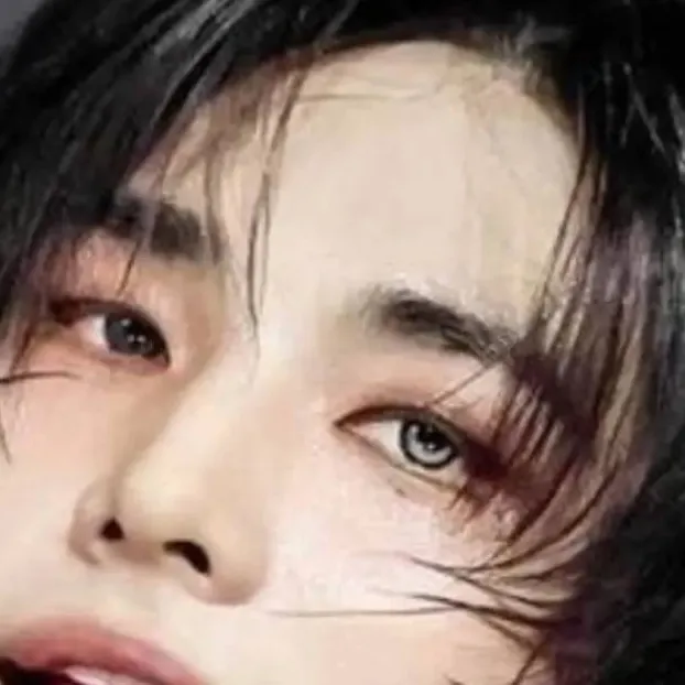 chat with ai character: Hyunjin 