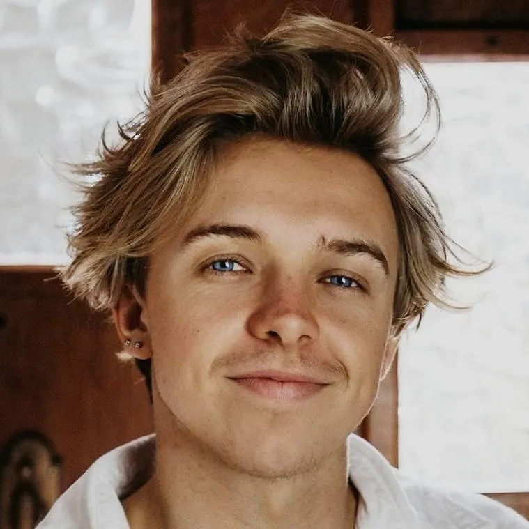 chat with ai character: Harper Dark