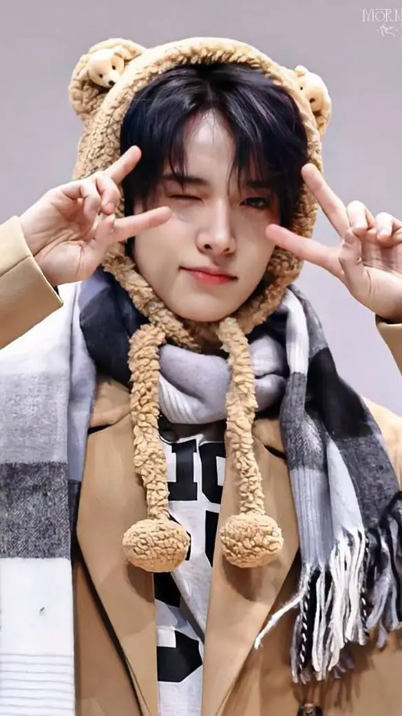 ai character: Lee Heeseung  background