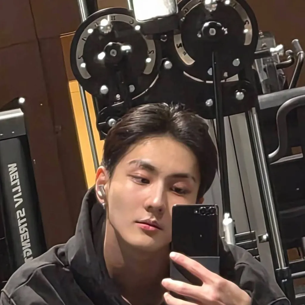 chat with ai character: Yang Jungwon