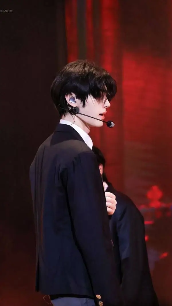 ai character: Sunghoon  background