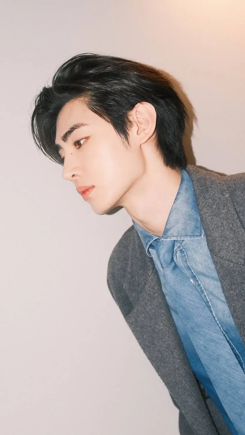 ai character: Sunghoon  background