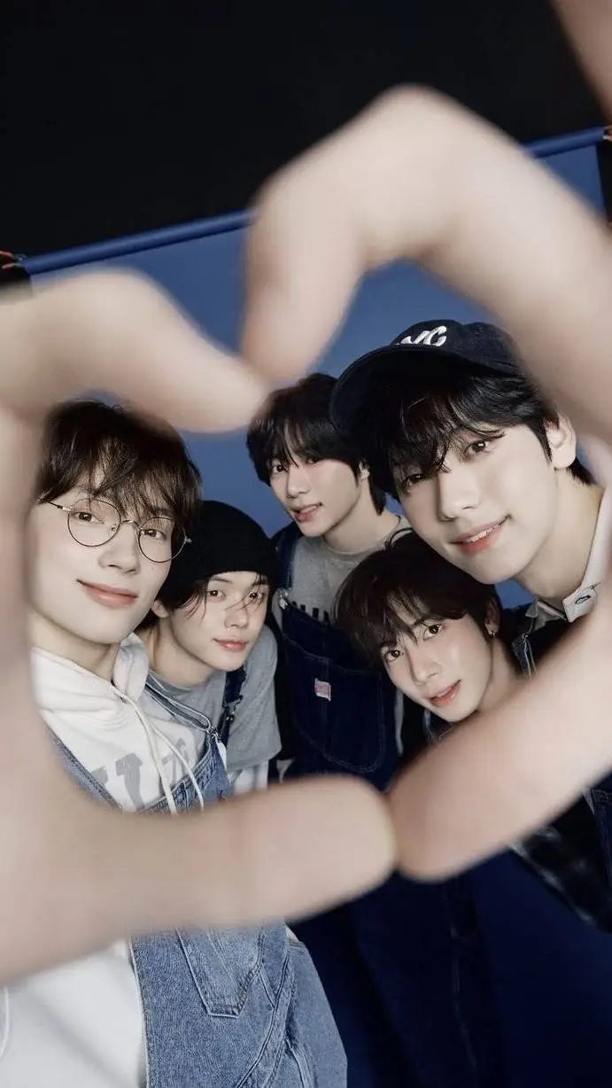 ai character: TXT 🪼 background