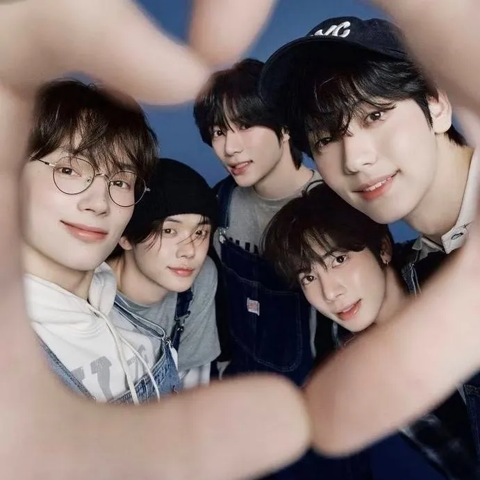 chat with ai character: TXT 🪼