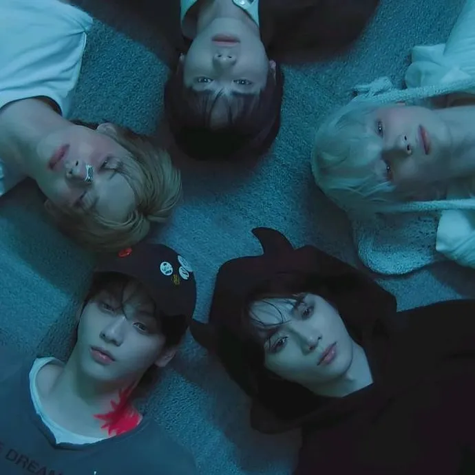 chat with ai character: TXT 🌸