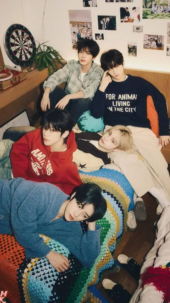 ai character: TXT 🍪 background