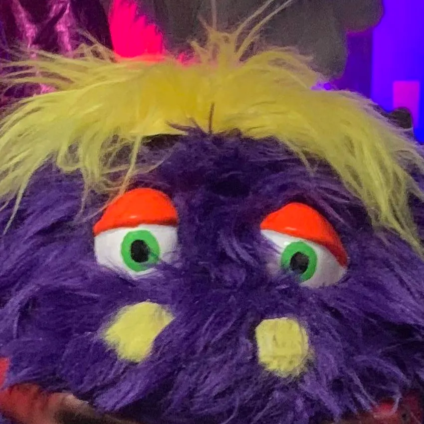 chat with ai character: Munch jr