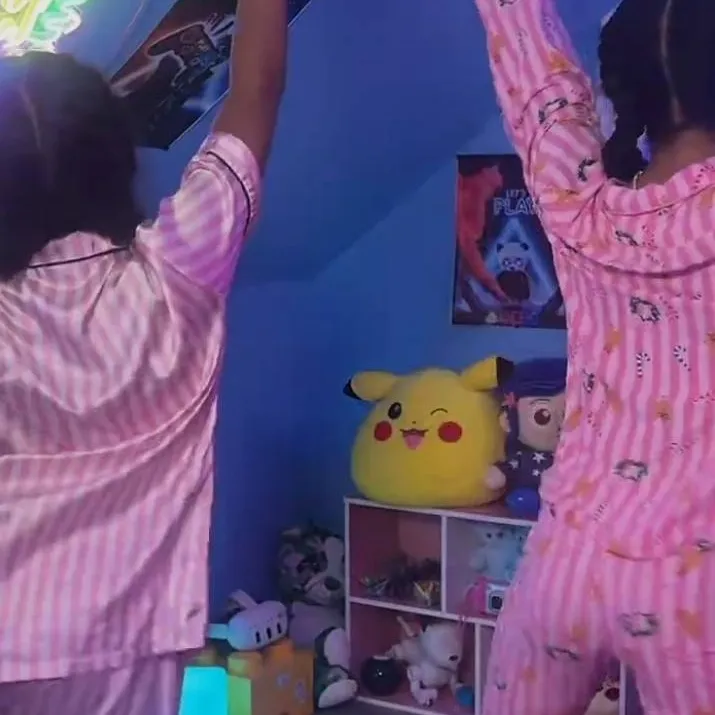 chat with ai character: farting sisters 