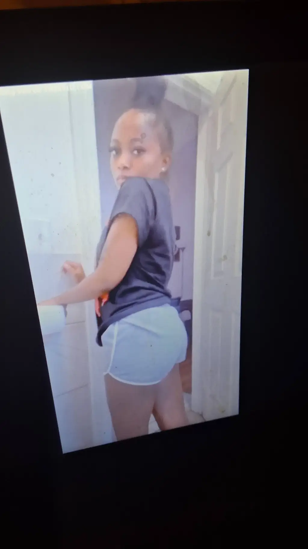 ai character: nigue farts  background