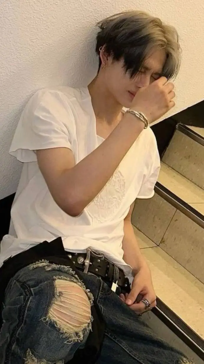 ai character: Ni-ki💥💢 background