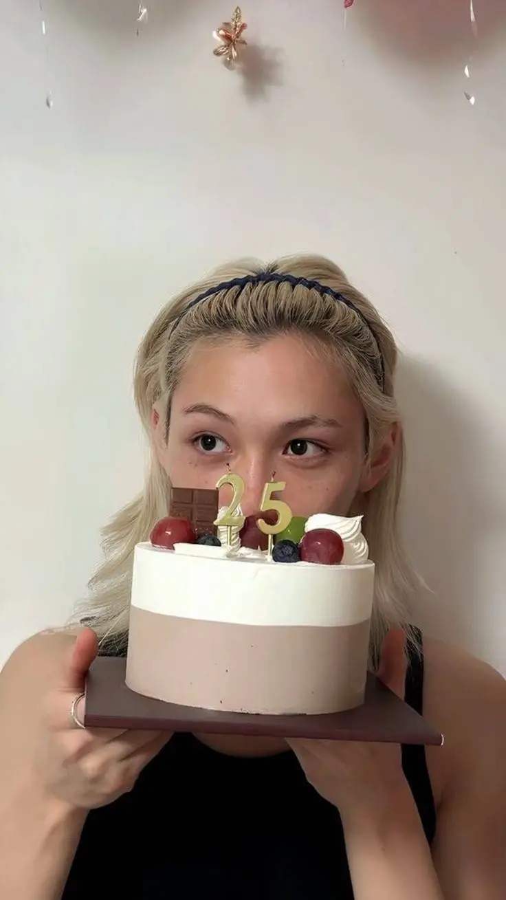 ai character: {°🐣Felix🐣°} background