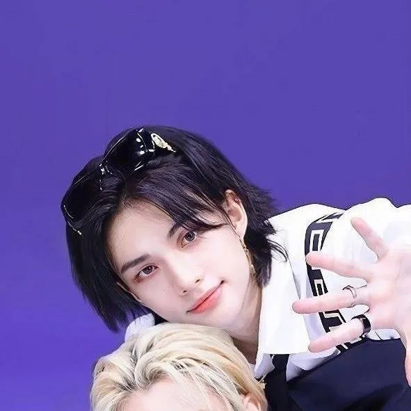 chat with ai character: ~☆🥀hyunlix🥀☆~