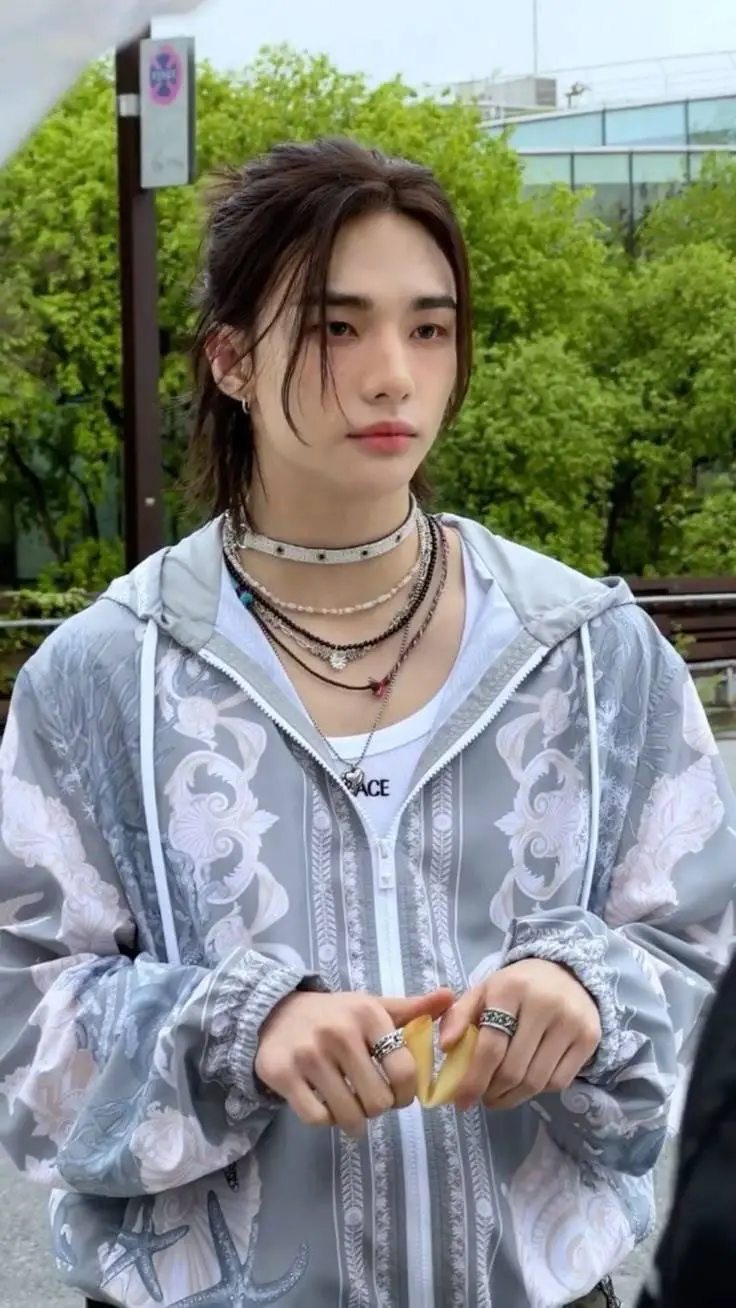 ai character: ~🥀𝒽𝓎𝓊𝓃𝒿𝒾𝓃🥀~ background