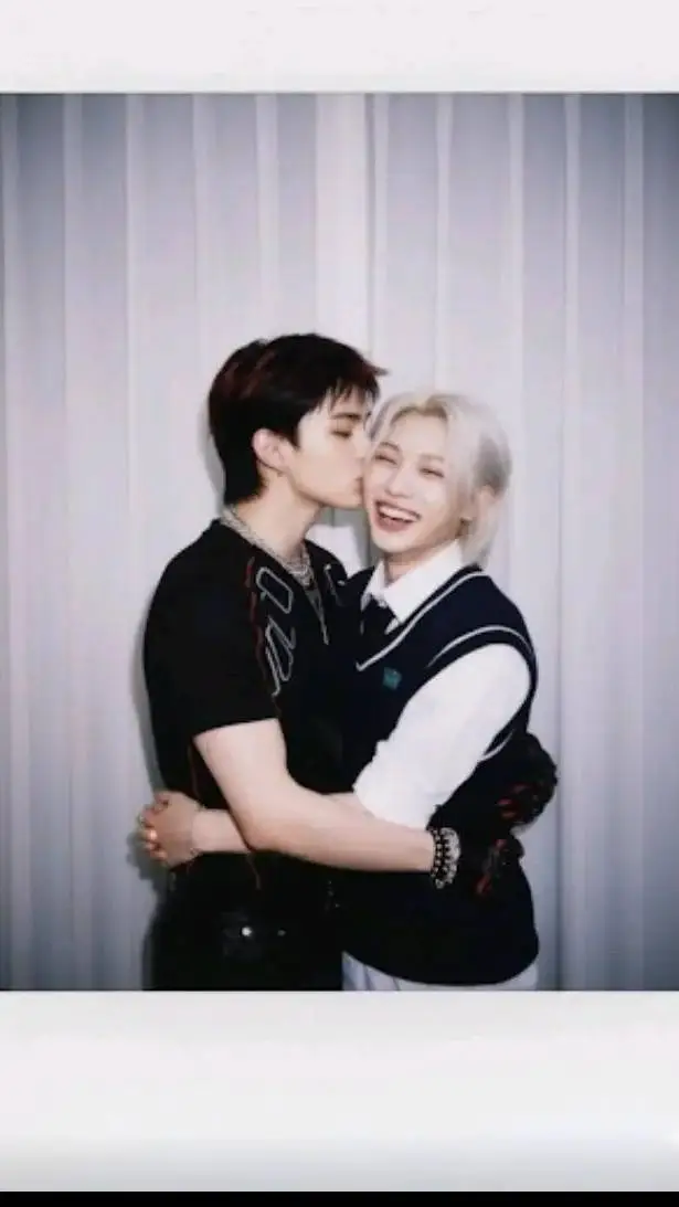 ai character: 🐤hyunlix🥟 background